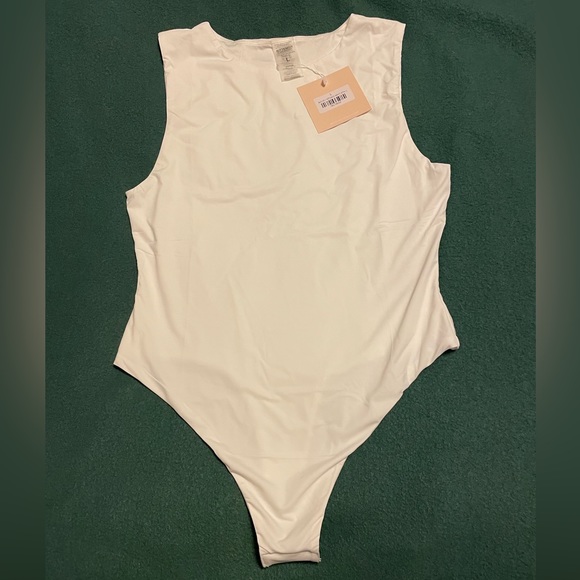 KITTENISH WHITE SIGNATURE SLEEVELESS BODYSUIT - Picture 2 of 12